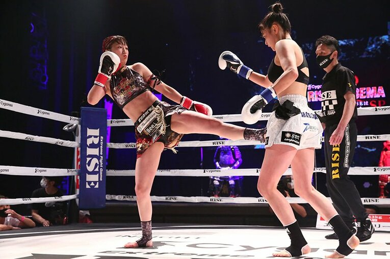 寺山日葵（左）はセコンドについた那須川天心の支えの大きさを実感していた ／ photograph by RISE