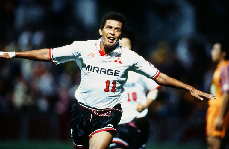 古巣エスパルス戦でゴールを決めて飛行機ポーズのトニーニョ。ただしその後は……　©J.LEAGUE