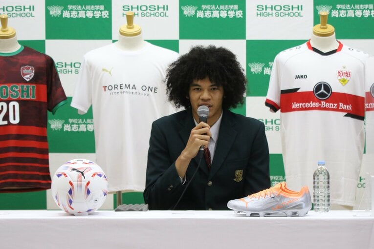 シュツットガルト加入内定会見に出席するチェイス・アンリ　©︎Takahito Ando