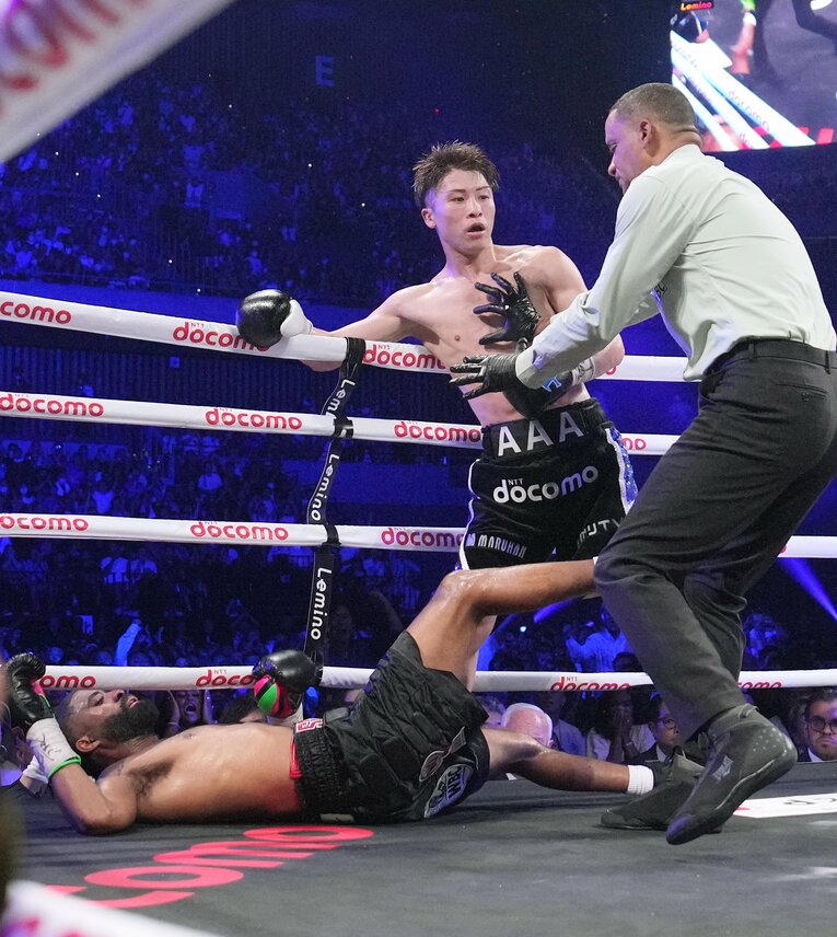 あわててダウンを宣告するレフェリー　©Naoki Fukuda