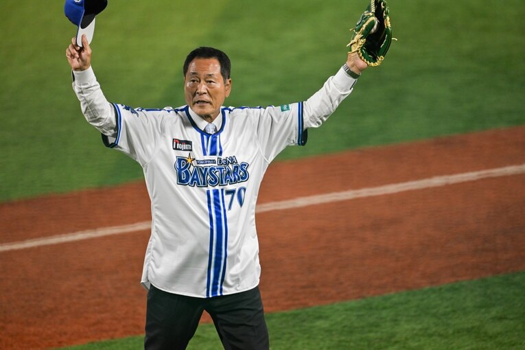 始球式を終えて大観衆に応える中畑　©Nanae Suzuki