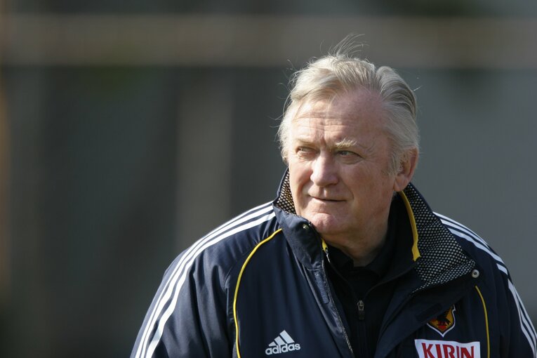 トレーニング中に微笑むオシムさん　©Toshiya Kondo