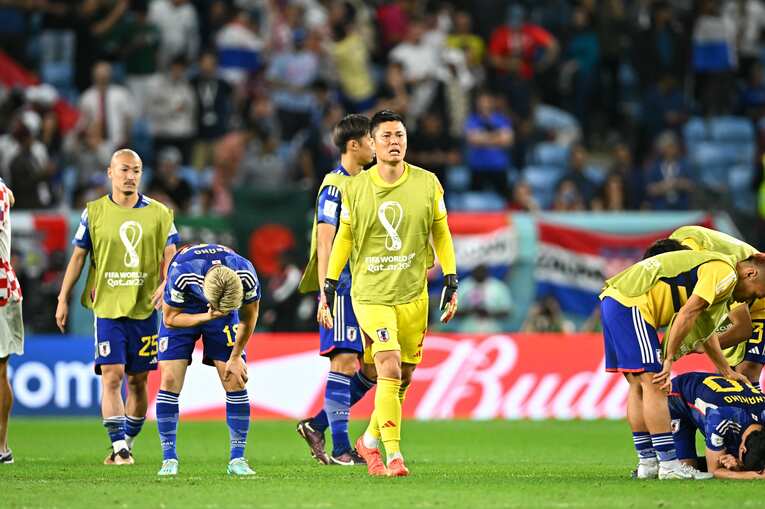 クロアチア戦後、選手たちをなぐさめ、自身も涙する川島　©Takuya Kaneko／JMPA