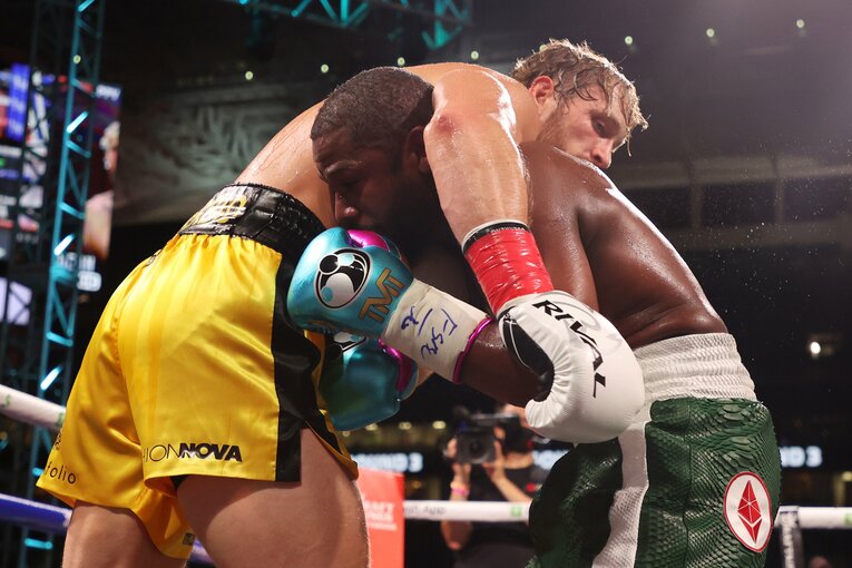 3回あたりからスタミナ切れの様子だったポール（左）をメイウェザー（右）が追い詰めていく場面もあったが、結局KOするまでには至らなかった　©Getty Images