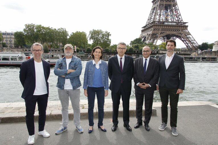 7月17日、開会式の予行でセーヌ川前にやってきたウデア=カステラ大臣（左から3番目）　©Getty Images