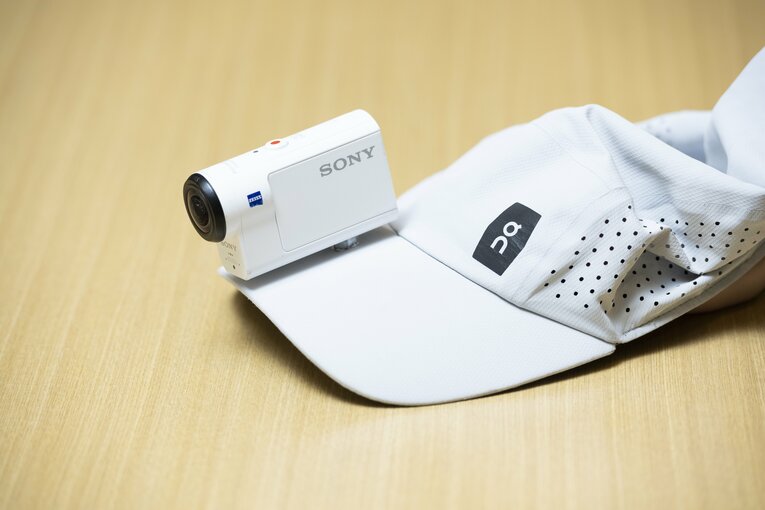 帽子のつばにカメラを装着する