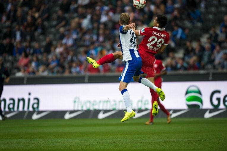 2014-15シーズンの岡崎　©Sports Graphic Number