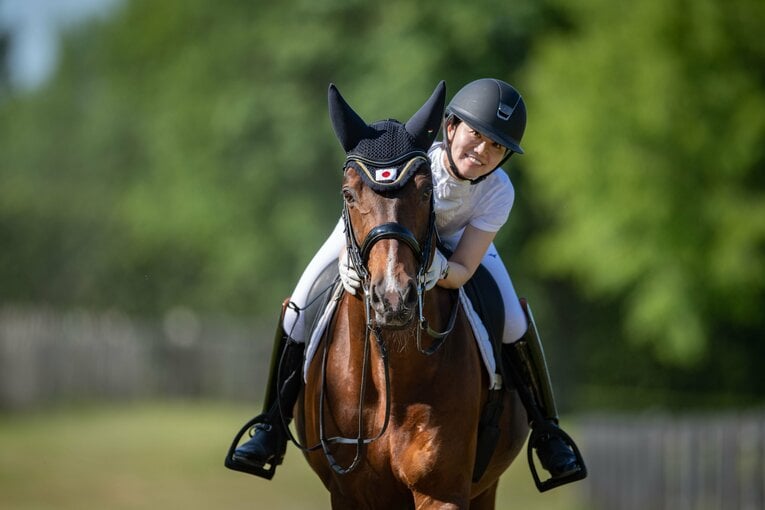 愛馬ジジに跨る黒木茜