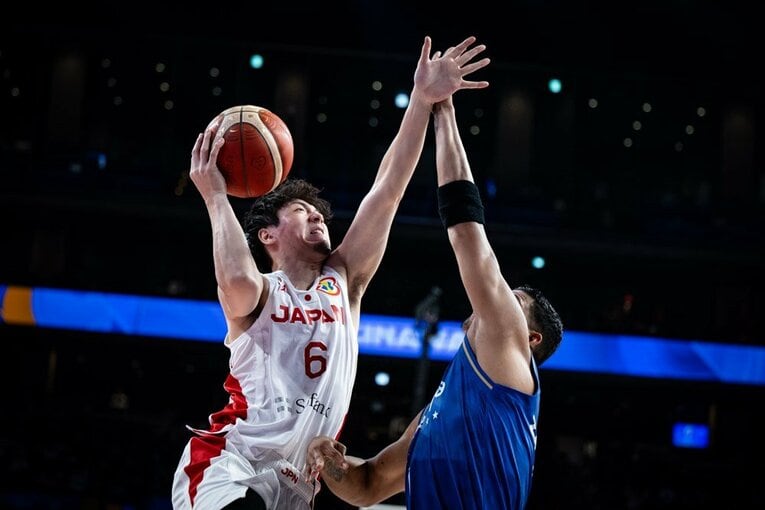 大逆転の立役者になった比江島。33歳のベテランの経験が活きた　©︎FIBA