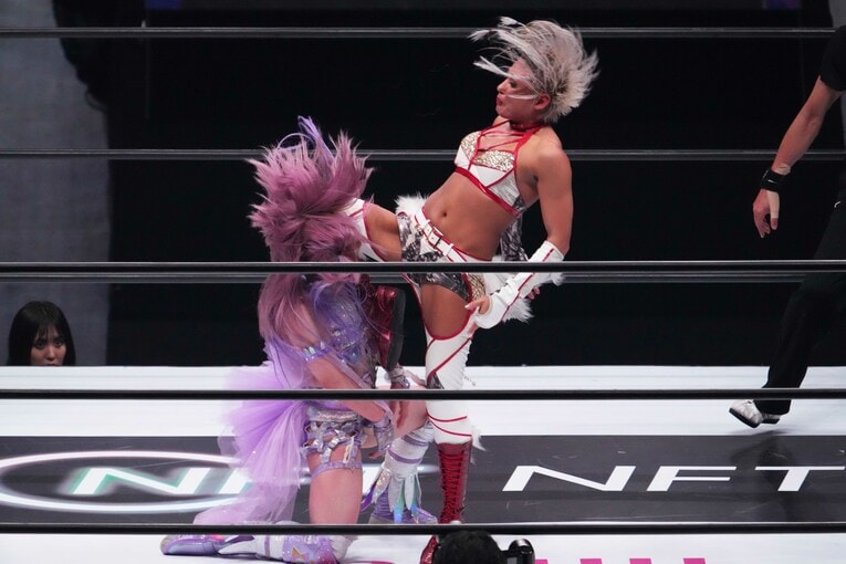 中野たむに強烈な膝蹴りを入れるジュリア