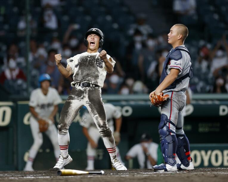 延長11回裏、サヨナラの生還を果たしガッツポーズする一関学院・二走小松 ©KYODO