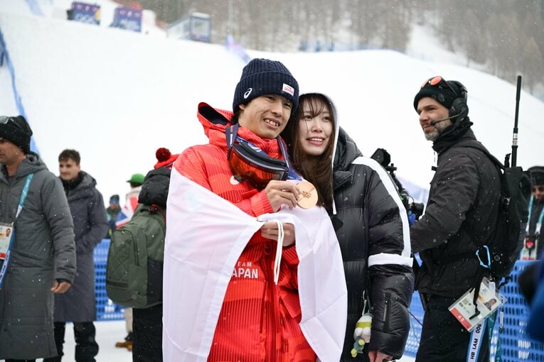 元モーグル選手の輝紗良夫人とメダルを喜び合う堀島　©Nanae Suzuki/JMPA