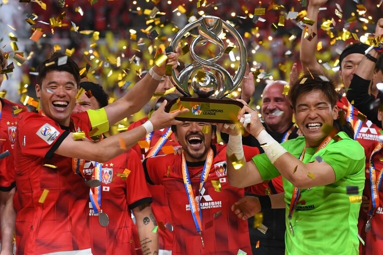 酒井宏樹と西川周作が優勝トロフィーを掲げた瞬間。中央には興梠慎三