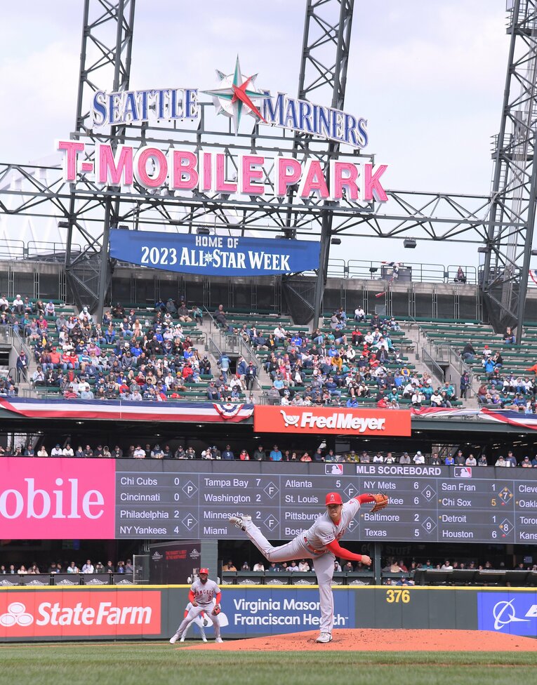 マリナーズの本拠地で投球する大谷。今シーズンの初勝利はここだった　©JIJI PRESS