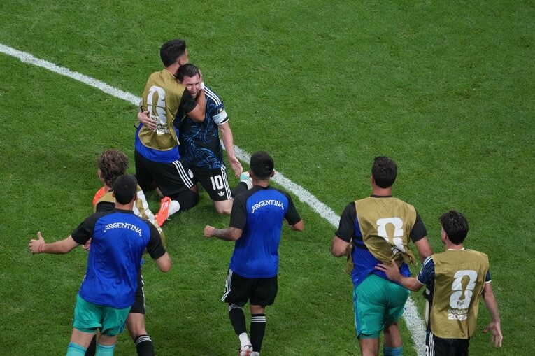 メッシと喜びを分かち合うアルゼンチンの選手たち　©Masashi Hara