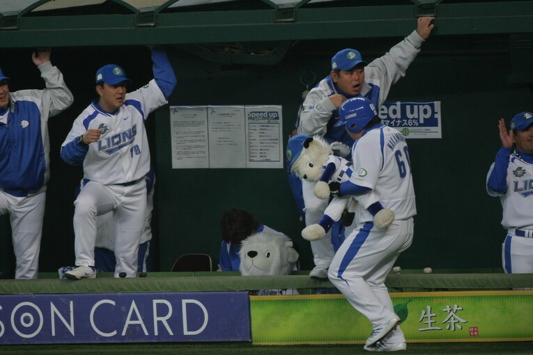 西武の打撃コーチ時代の大久保氏と中村剛也　©︎Shigeki Yamamoto