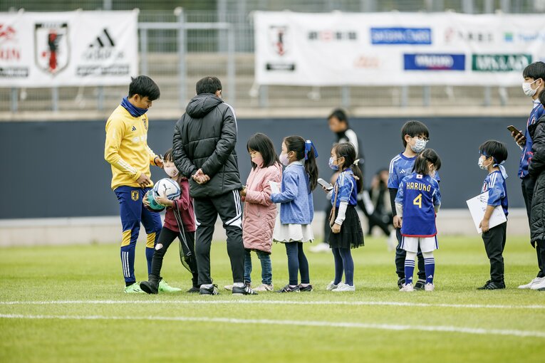 ドイツ遠征、久保建英のサインの列に並ぶ子どもたち　©Kiichi Matsumoto