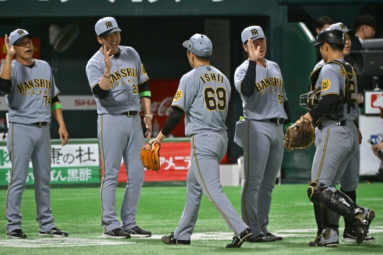 藤川監督も石井の力投を称えた　©️Hideki Sugiyama