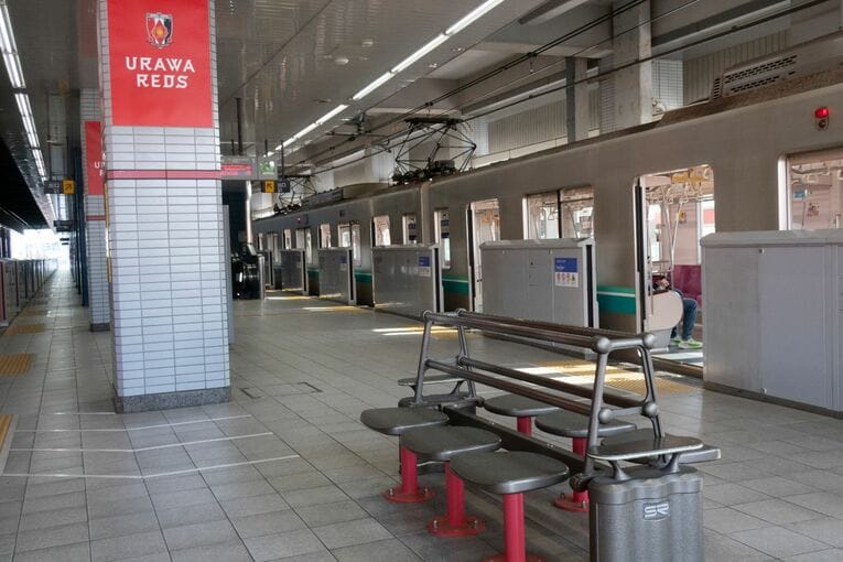 浦和美園駅のホーム。浦和レッズカラーで染められている