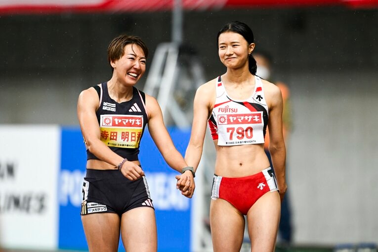 長らくこの種目を引っ張ってきたベテランの寺田。落胆する田中の手を取り、慰めていた ©Asami Enomoto