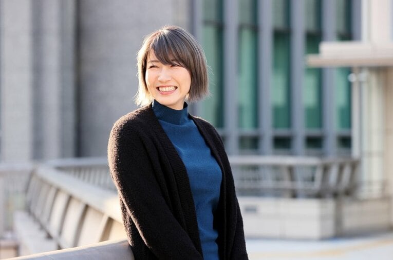 笑顔が絶えないインタビューだったが、狩野自ら「暗黒」と語るほど若手時代は塞ぎ込んでいたという ／ photograph by Shigeki Yamamoto