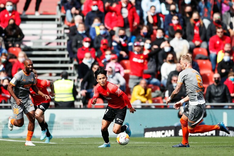 久保建英が“不可解判定”に怒った！ ラフプレーに抗議→イエローも…「バモス！クボ」とファンが信頼する理由〈撮影者の視点〉(23)