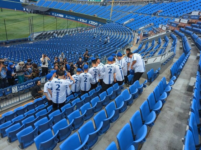 影武者全員から挨拶を受ける牧　©Yu Saito