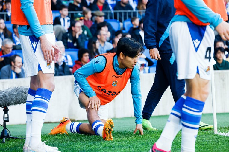 「クボはノルマル（普通）よ」辛口おばあちゃんにバルで遭遇も…カメラマンが撮った久保建英21歳の“軽快ドリブル＋母・祖母のような愛”(18)