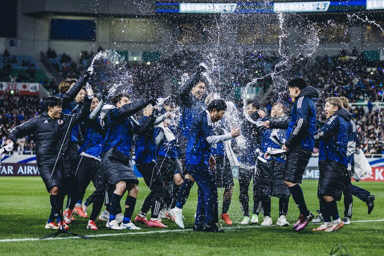 森保監督に水をかける選手たち【3枚目／全6枚】　©Kiichi Matsumoto