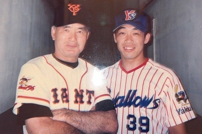 1996年、ヤクルトに移籍した田畑は憧れの長嶋監督とツーショット（本人提供）。後に長嶋巨人にトレードされることになろうとは　©Kazuya Tabata