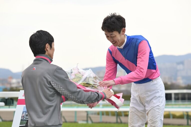 2017年、騎手引退式で兄から花束を手渡される武幸四郎　©Keiji Ishikawa