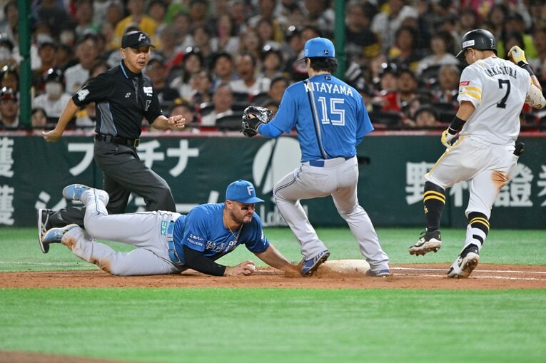 ［第4戦］ホークス中村晃が一ゴロで不運な悶絶の一部始終　©Hideki Sugiyama