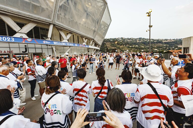 9月17日のイングランド戦で。会場に集まった日本ファン。みなさん、それぞれトラブルを乗り越えてこの場にたどり着いているのだろうか…　©Kiichi Matsumoto