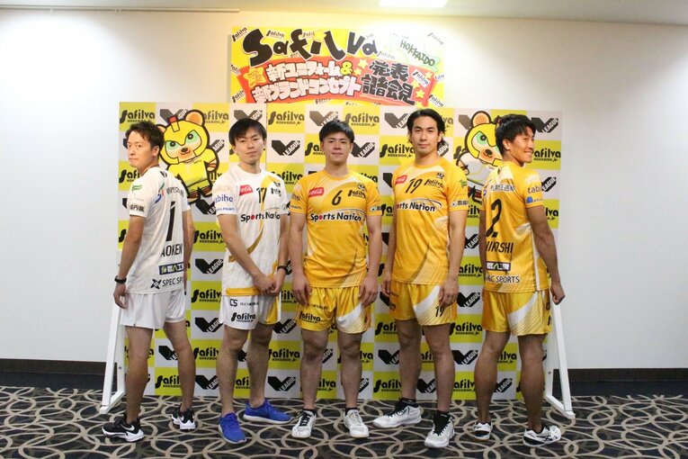 ユニフォームデザインのディレクションにも関わった柳川大知（右から2番目）　©︎Safilva Hokkaido