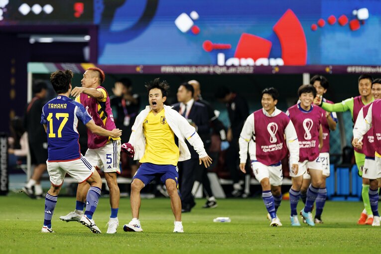 スペイン戦劇的決勝ゴールの田中碧に駆け寄る長友。久保は大興奮で口あんぐり　©Kiichi Matsumoto/JMPA