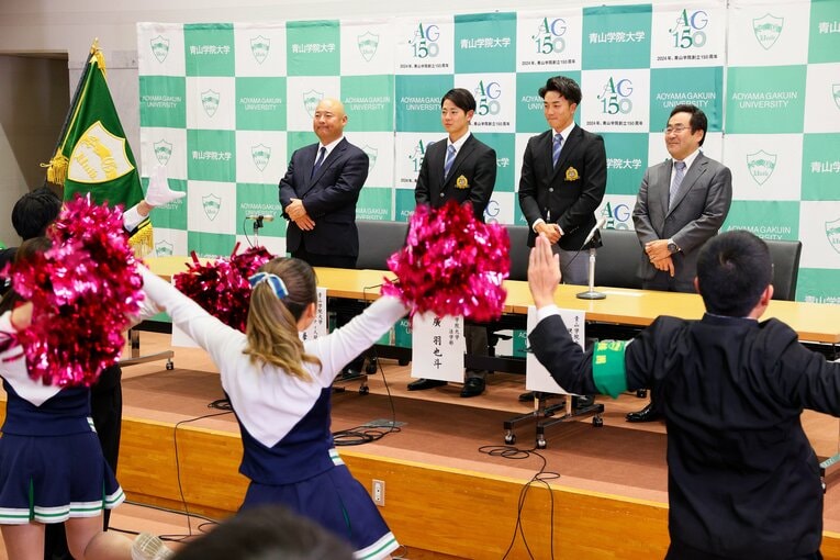 応援団とチアによる両選手へのエール　©Shigeki Yamamoto