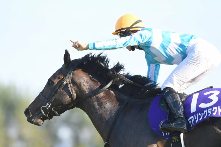 2020年秋華賞を制覇し、史上初無敗での牝馬三冠を達成したデアリングタクト。岡田牧雄氏がその出会いと岡田家のファミリーヒストリーを振り返る ／ photograph by Sankei Shimbun