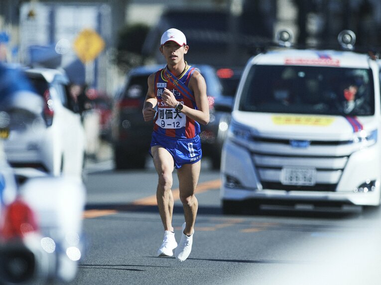 昨季の箱根では当日変更で4区を走った嶋津雄大。2位で受け取った襷をトップに引き上げ、創価大初の往路優勝に貢献した　©Yuki Suenaga