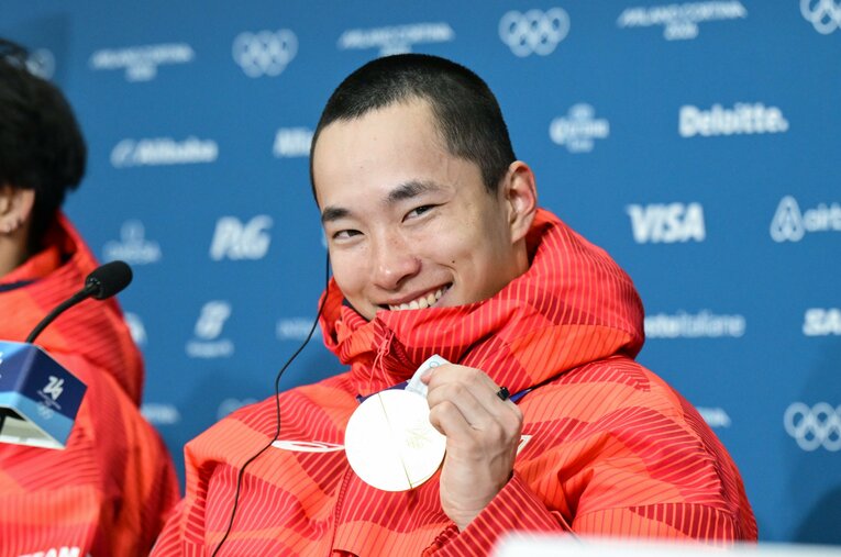 ミラノ五輪、日本選手団金メダル第1号となったスノーボード男子ビッグエアの木村葵来。丸刈りのフレッシュな21歳はいかなる人物なのか？ ／ photograph by Nanae Suzuki/JMPA