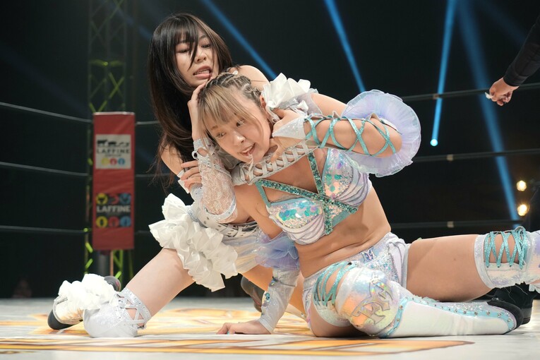 桜井麻衣にスリーパーホールドで攻める心希　©Essei Hara