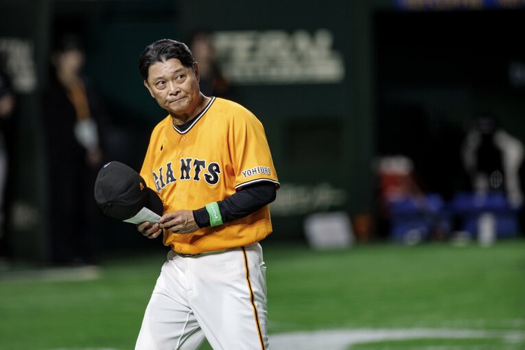 阿部慎之助前監督の退任で急遽、監督代行の座に就くことになった橋上秀樹氏。巨人在籍経験のない「外様」指揮官は史上初　©Kiichi Matsumoto