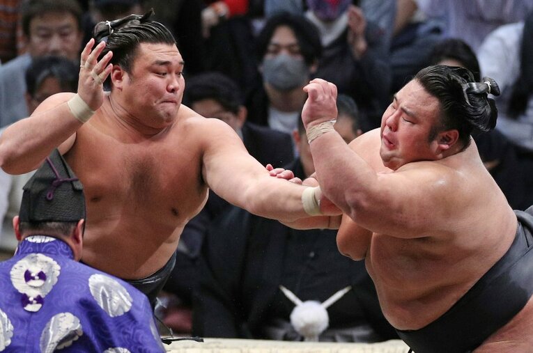 大相撲11月場所千秋楽、大関霧島が大関貴景勝（右）を攻める。霧島が突き落としで勝ち、13勝2敗で4場所ぶり2度目の優勝 ／ photograph by JIJI PRESS