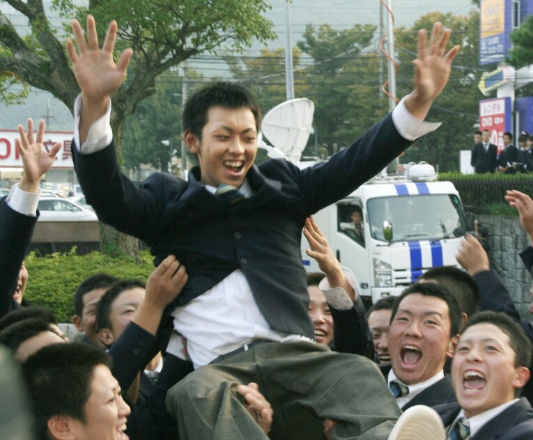 12年前ドラフト会議でソフトバンクに1位指名された今宮健太。明豊高（大分）のチームメートに胴上げされる　©KYODO