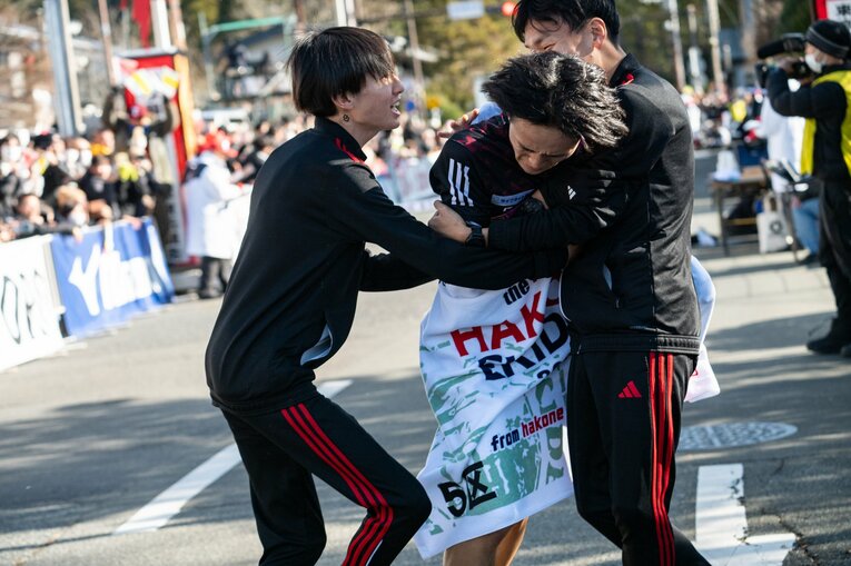 ゴールする高山とそれを受け止める平林らのチームメイト　©Nanae Suzuki