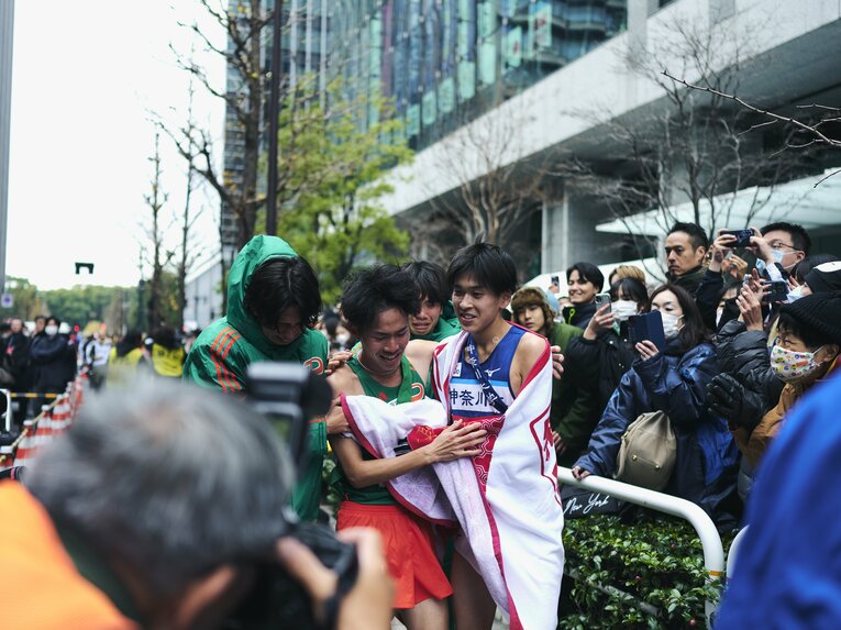 10区のアンカー同士健闘を称え合う後ろで涙を我慢できなくなっていた菊地　©Yuki Suenaga