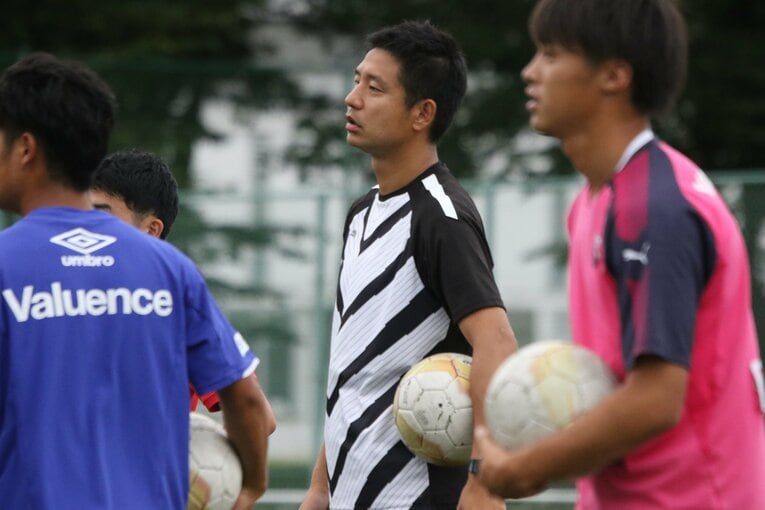 筑波大サッカー部で指導する平山相太コーチ（2022年）　©︎Takahito Ando