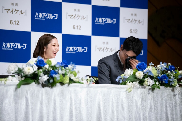 引退会見の冒頭でいきなり泣き出してしまった木原龍一と「泣かないで〜」と笑顔でなぐさめる三浦璃来　©️Asami Enomoto