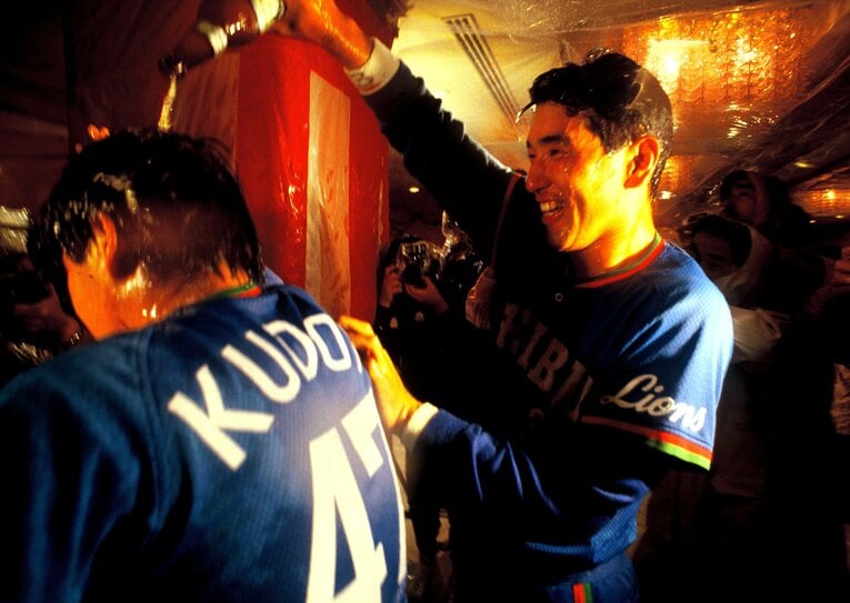 1986年日本シリーズ、ビールかけで清原和博にビールをかけられる工藤　©Makoto Kenmizaki