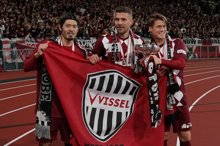 2020年元旦の天皇杯決勝。左から山口蛍、ルーカス・ポドルスキ、酒井高徳　©Getty Images