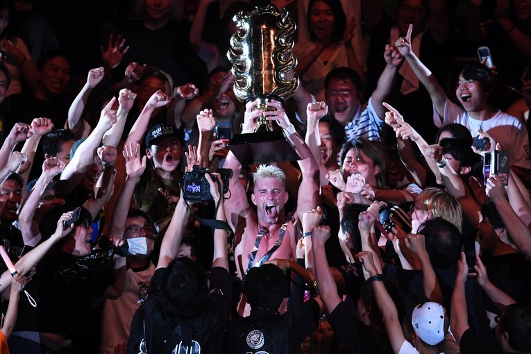 G1優勝トロフィーを掲げ、両国国技館のファンに祝福されるザック　©Masashi Hara